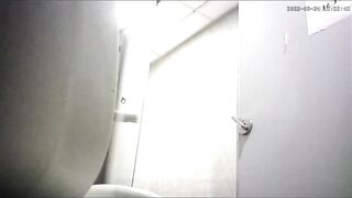 Quay lén WC văn phòng 16