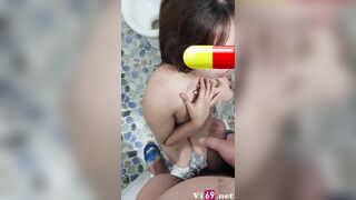 Khổ thân e gái bị thg a trai đái ướt hết người r bắt bú cu