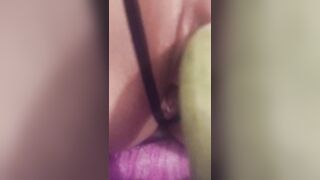 Bé dâm và dưa leo nè