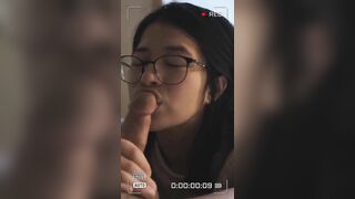 Gái xinh đeo kính bú cu nuốt tinh