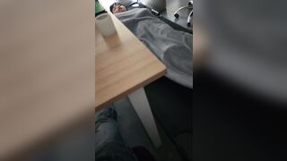 Đang đi làm mà nứng cu quá