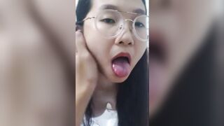 Cho bạn gái bú cặc to của thằng bạn thân để lấy tiền tiêu sài