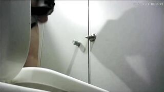 Quay lén WC văn phòng 17