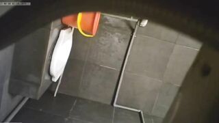 Quay lén WC công cộng 13