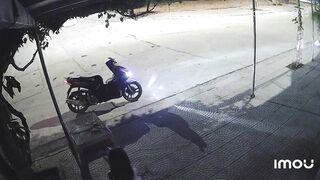 Sưu tầm: gái xinh đi đái trước camera
