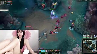 Em Gái Game Thủ Vừa Chơi Game Vừa Show Hàng Thủ Dâm Phần 1