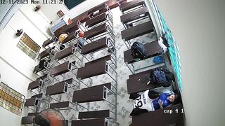 Học sinh chịch nhau trong lớp