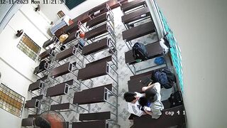 Học sinh chịch nhau trong lớp