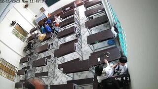 Học sinh chịch nhau trong lớp