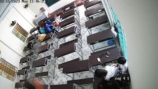 Học sinh chịch nhau trong lớp