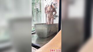 Làm tình mơn trớn cực nứng trong bồn tắm cùng bé SGBB Quận 5 bú liếm hôn hít