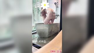 Làm tình mơn trớn cực nứng trong bồn tắm cùng bé SGBB Quận 5 bú liếm hôn hít