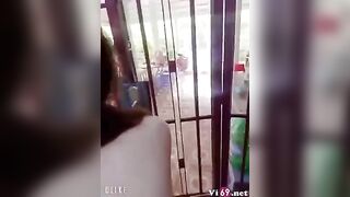 Làm tình với em ở giữa nhà còn mở cửa cho hàng xóm