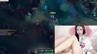 Em Gái Game Thủ Vừa Chơi Game Vừa Show Hàng Thủ Dâm Phần 3