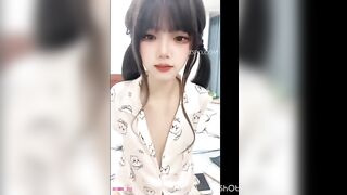 E gái loli cực dễ thương thủ dâm