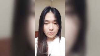 Em gái show hàng để vay tiền