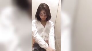 Em gái mới lớn ở nhà một mình nứng lồn quá trốn vào phòng thủ dâm cho bớt ngứa lồn