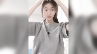 Người phụ nữ chân dài, ngực nhỏ