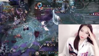 Em Gái Game Thủ Vừa Chơi Game Vừa Show Hàng Thủ Dâm Phần 4