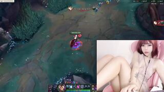 Em Gái Game Thủ Vừa Chơi Game Vừa Show Hàng Thủ Dâm Phần 4