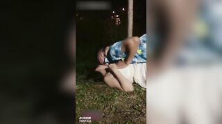 Cặp đôi hẹn hò đi dạo bờ sông nứng quá đè nhau ra địt luôn vừa sợ vừa kích thích vl