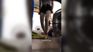 Quay lén 2 chị gái làm tay vịn thay đồ nói chuyện