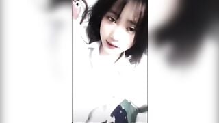 Em học sinh dễ thương cởi đồ thủ dâm hàng non