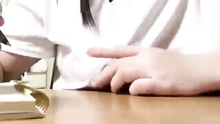 Đang viết bài, mắc gì cái tay ngọ nguậy, cái tay hơi hư đó nhé nhỏ, còn quay clip hả?