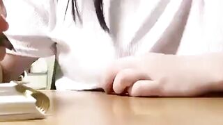 Đang viết bài, mắc gì cái tay ngọ nguậy, cái tay hơi hư đó nhé nhỏ, còn quay clip hả?