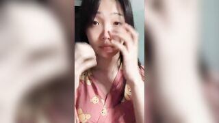 Hấp dẫn bạn thân thể hiện vẻ đẹp quyến rũ để xoa dịu nỗi buồn