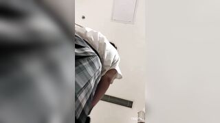 Quay Lén Dưới Váy Em Học Sinh Cấp 3 Quần Lót Dính Khí Vàng Khè
