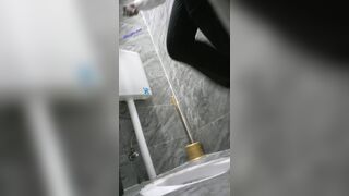(Quay Lén) Clip Quay Lén Gái Đi Đái Trong Nhà Vệ Sinh Phần 3