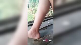 Khám phá vét máng bướm non tơ hồng hào của bé nữ sinh ở chòi lá giữa rừng