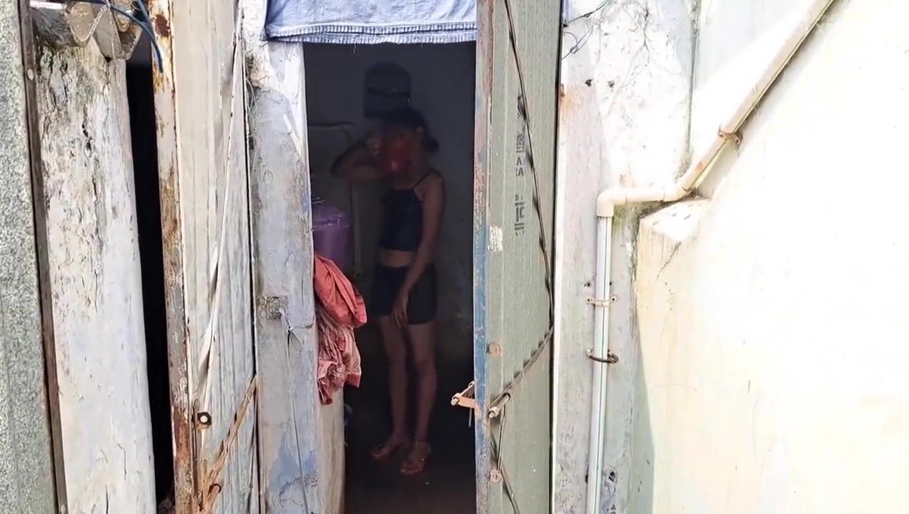 Em hàng xóm đang tắm