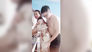 Em đang nấu ăn mà anh kéo váy em lên chịch ngay tại bếp, em xinh như này gặp ad cũng