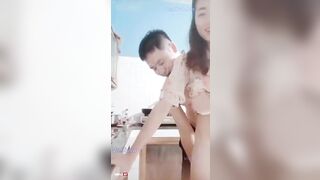 Em đang nấu ăn mà anh kéo váy em lên chịch ngay tại bếp, em xinh như này gặp ad cũng