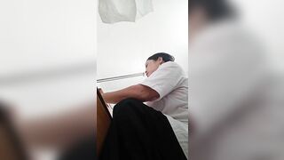 Bác sĩ đến nhà trị tắc sữa cho em vợ