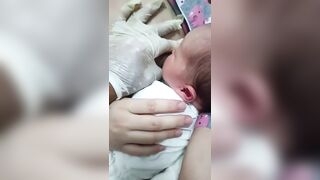 Bác sĩ trị tắc sữa cho em vợ