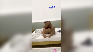 Tranh thủ nghỉ trưa mua nước cho e nó uống để địt bắn nước
