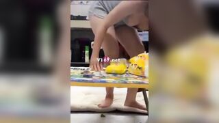 Lén bỏ thuốc vào canh cho bạn thân uống r địt tung loz nó