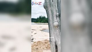 Gái già show vú ngoài biển