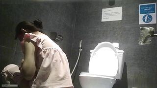(Quay Lén) Clip Quay Lén Gái Đi Đái Trong Nhà Vệ Sinh Phần 5