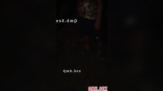 public some ngoài trời với người lạ mà trò chuyện vui như hội . Thằng chồng quay clip