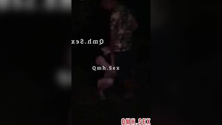 public some ngoài trời với người lạ mà trò chuyện vui như hội . Thằng chồng quay clip