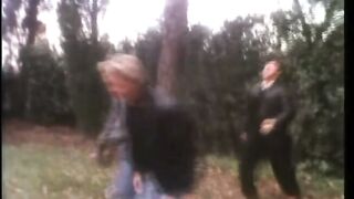 Lũ biến thái trêu chọc bóp vú gái giữa đường