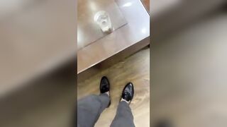 A giám đốc mở cửa nhân trần với e thư kí ngọt nước trước khi đi tiệc