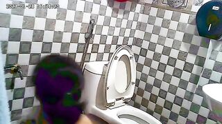 Quay lén gái U 40 tắm
