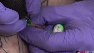 Gái xinh xăm họt le mực phản quang cho dễ địt