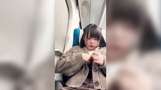 Lộ hàng và thủ dâm trong khi nhìn xung quanh trên