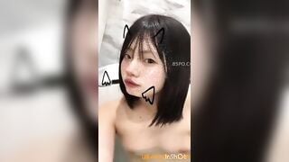 Em gái xinh đi tắm còn quay clip show hàng nữa